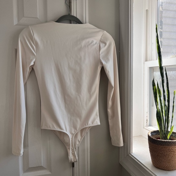 Body Contour Crew Neck Bodysuit - Picture 3 of 4